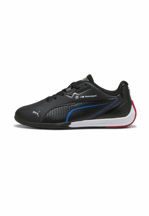 Scarpa da atletica nera con tomaia sintetica liscia, accenti blu e bianchi, design perforato e suola testurizzata per una migliore aderenza.