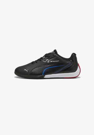 Pantof simplu sportiv negru, cu un upper sintetic neted, accente albastre și albe, design perforat și o talpă texturată pentru aderență.