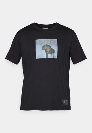 Schwarzes T-Shirt mit kurzen Ärmeln aus Baumwolle, mit einem grafischen Print eines grünen Basketballkorbs auf der Vorderseite und einem Etikett unten links.