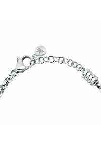 Bracciale d'argento con design a catena linkata, dotato di un sicuro gancio a moschettone, ciondolo rotondo e accenti arrotondati per una maggiore texture.