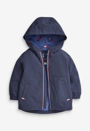 Veste à capuche bleu marine avec fermeture éclair, poches avant et intérieur rouge/bleu à motifs de voitures ; dotée de poignets et d'un ourlet élastiques.
