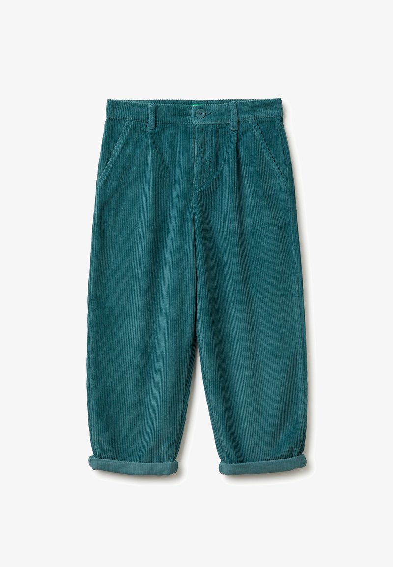 Sztruksowe spodnie w kolorze turkusowym z prążkowaną teksturą, z zapięciem na guziki, dwoma przednimi kieszeniami i podwiniętymi mankietami. Zaprojektowane w luźnym kroju.