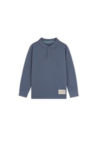 Polo de manga larga en algodón azul, con un cuello clásico, tapeta de tres botones y una pequeña etiqueta de marca en la parte inferior derecha.