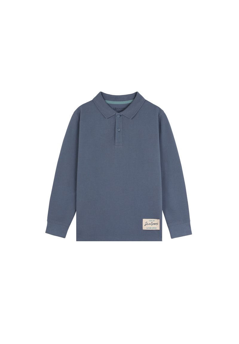 Polo de manga larga en algodón azul, con un cuello clásico, tapeta de tres botones y una pequeña etiqueta de marca en la parte inferior derecha.