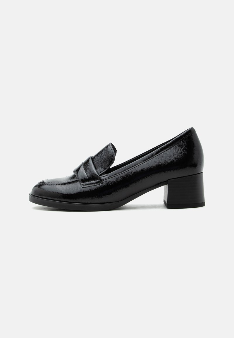 Mocassin en cuir verni noir à talon bas, avec un bout rond et une bride sur le cou-de-pied, présenté de profil sur fond blanc.