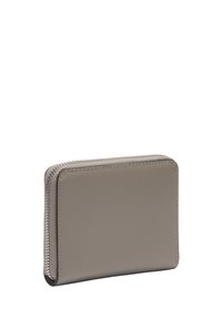 Portafoglio in pelle grigia con una texture liscia, chiusura con zip e bordi cuciti. Forma rettangolare, design compatto per portare l'essenziale.