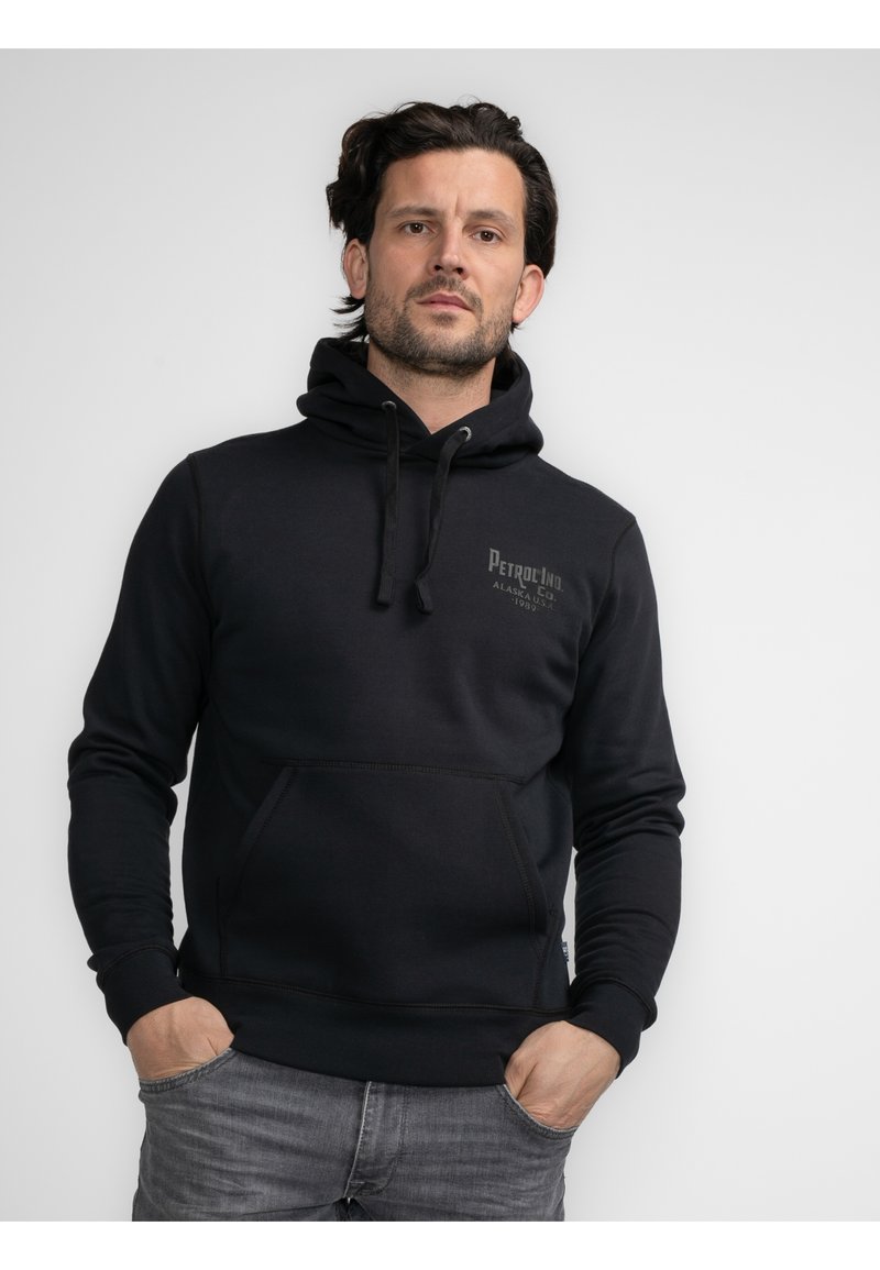 Sudadera con capucha de color azul marino oscuro, fabricada en una tela suave, con un bolsillo tipo canguro y capucha ajustable con cordón. Logo impreso en el pecho, puños y dobladillo sin costuras.