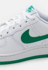 Nike Sportswear AIR FORCE 1 - Joggesko - white/malachite
