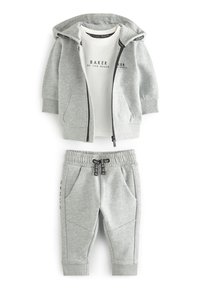 Grau Baumwoll-Zweiteiler bestehend aus einem Reißverschluss-Hoodie mit Taschen und einem kurzärmeligen Shirt, kombiniert mit Hosen mit elastischem Bund und Seitentaschen.