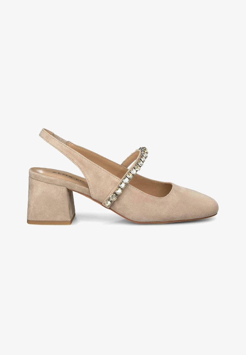 Beige suede slingback schoen met een spitse neus, blokhak en een decoratieve riem met heldere edelstenen. Voelt soepel aan met een minimalistisch ontwerp.