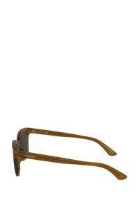 Ochelari de soare maro, rectangulari, cu un cadru din plastic elegant, lentile întunecate și un design proeminent al templelor ce prezintă branding-ul Calvin Klein.