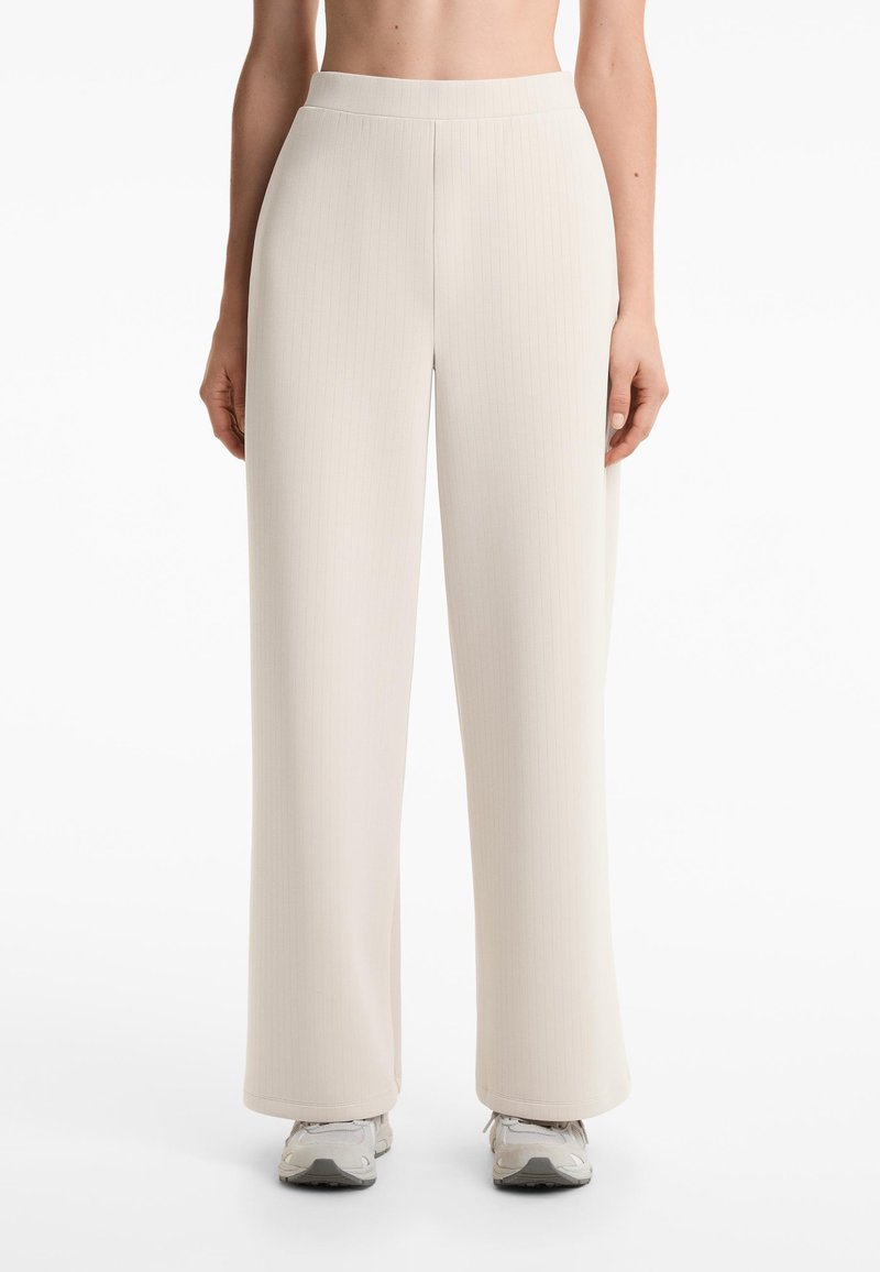 OYSHO SOFT TOUCH STRAIGHT-LEG STRIPED - Pantalon classique - sand