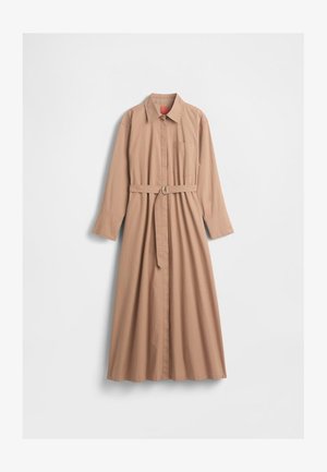 Długa, beżowa sukienka koszulowa z lekkiego materiału, z kołnierzykiem, zapinana na guziki z przodu, z długimi rękawami i paskiem w talii.