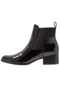 Bottines en cuir verni noir avec un talon bloc bas, des panneaux latéraux élastiques et une languette à l'arrière pour un enfilage facile. Fini lisse et brillant.