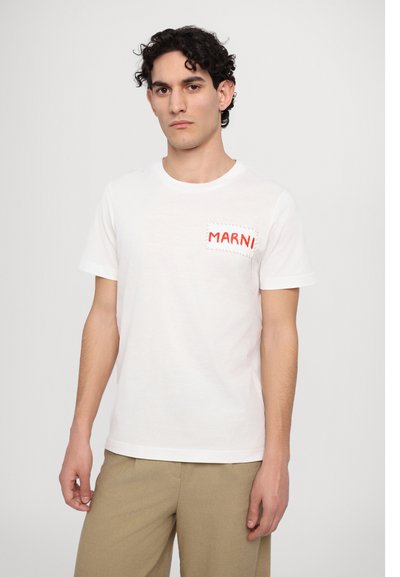 Tricou din bumbac alb, cu guler rotund, având un logo roșu "MARNI" pe partea stângă a pieptului. M âneci scurte și croială lejeră.