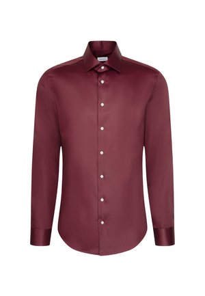 Camicia bordeaux a maniche lunghe realizzata in tessuto liscio, con colletto a punta e bottoni bianchi sul davanti. Vestibilità sartoriale con polsini abbottonati.