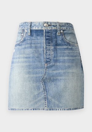 Lys blå denim miniskjørt med h�øy midje, ferdig kant, frontlommer og metallknapp lukking. Falmet vaskedetalj gir tekstur.