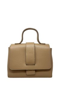 Piccola borsa in pelle color tan con manico superiore e patta frontale fissata da una fascia larga, esposta su sfondo bianco.