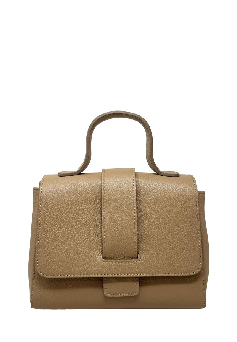 Piccola borsa in pelle color tan con manico superiore e patta frontale fissata da una fascia larga, esposta su sfondo bianco.
