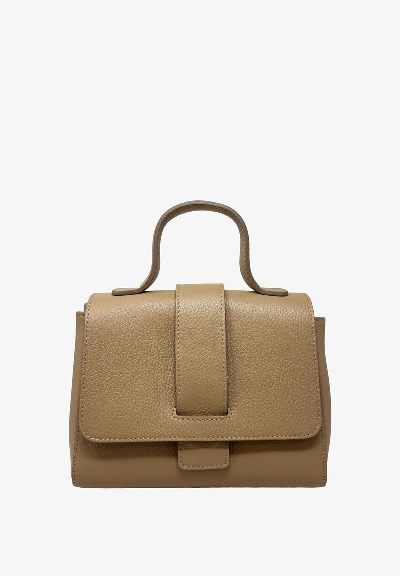 Piccola borsa in pelle color tan con manico superiore e patta frontale fissata da una fascia larga, esposta su sfondo bianco.