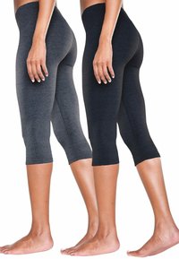 Twee paar capri leggings zij aan zij tentoongesteld. Het ene paar is donkergrijs en het andere zwart, beide in een gladde, rekbare stof.