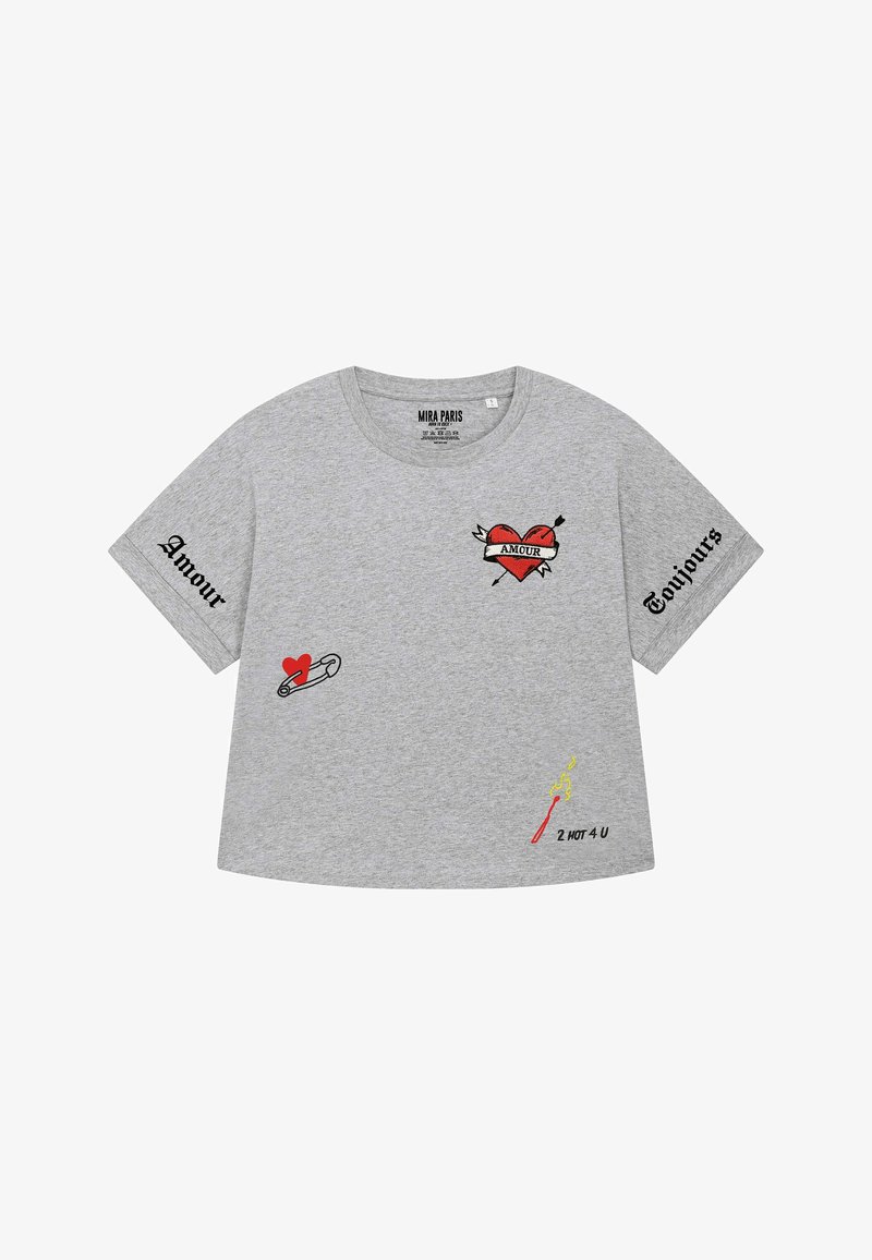 T-shirt en coton gris à manches courtes, doté de divers badges brodés : un cœur, une épingle à nourrice et du texte. Coupe ample avec un col ras du cou.
