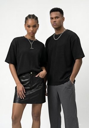 YOURTURN UNISEX OVERSIZED - Camiseta básica - black