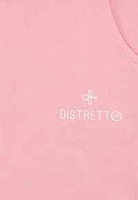 Canotta rosa in cotone con scollo arrotondato e logo con scritta bianca "DISTRETTO" accompagnato da un simbolo. Texture liscia.