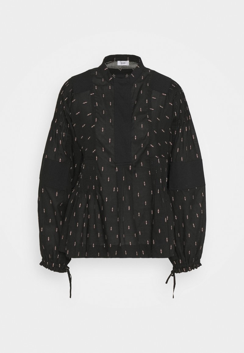Blusa nera con maniche lunghe, caratterizzata da un colletto alto, dettagli plissettati e un motivo ricamato a contrasto in colori chiari. Legacci regolabili ai polsi.