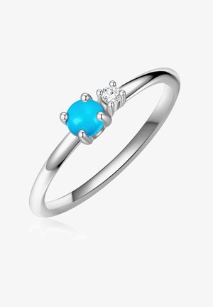 Strieborný prsteň s okrúhlym tyrkysovým drahokamom a malým diamantovým akcentom, hladký pásik, leštený povrch, minimalistický dizajn.