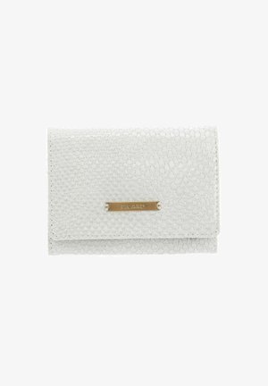 Portefeuille blanc texturé avec un motif effet peau de serpent et une petite plaque dorée gravée "PICARD" sur le rabat avant.