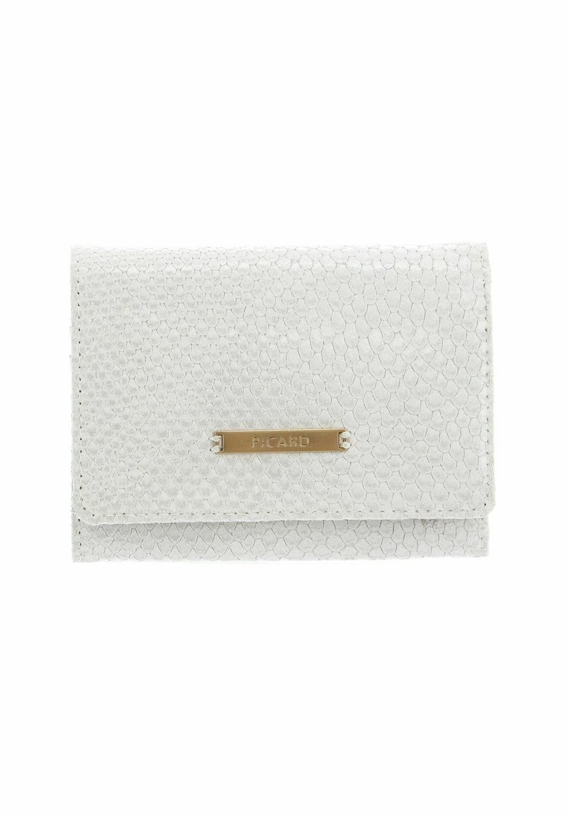 Portefeuille blanc texturé avec un motif effet peau de serpent et une petite plaque dorée gravée "PICARD" sur le rabat avant.