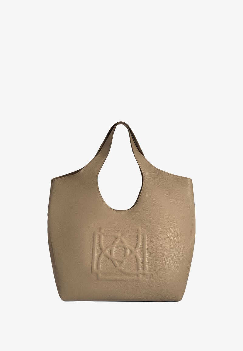 Beige leren totebag met een open bovenkant, voorzien van een uitgesneden handvat en een geperst geometrisch patroon aan de voorkant. Gladde textuur.