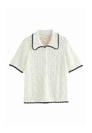 Weißer Kurzarm-Strick-Cardigan mit Knopfleiste, schwarz gewelltem Besatz am Kragen, an den Bündchen und am Saum, mit einem Rautenspitzenmuster.