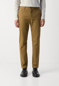 Khaki chino's met een slim fit, platte voorkant en voorzakken. Voorzien van een knoopsluiting en een zachte katoenmix. Gekoesterd met zwarte schoenen.