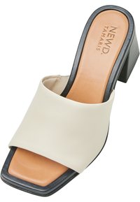 Sandalette mule con tomaia satinata color avorio e soletta marrone, caratterizzata da un tacco a blocco e punta squadrata. Tessuto liscio con design senza cuciture.