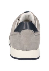 Graue Wildledersneaker mit einer navyfarbenen Lederakzent an der Ferse, weißer Zwischensohle und einer strukturierten Oberfläche. Die Rückansicht zeigt das weiche Futter und saubere Nähtdetails.