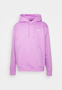 Lila Nike-hoodie i mjukt tyg, med framficka, dragsko på huvan och en liten vit logotyp på bröstet.
