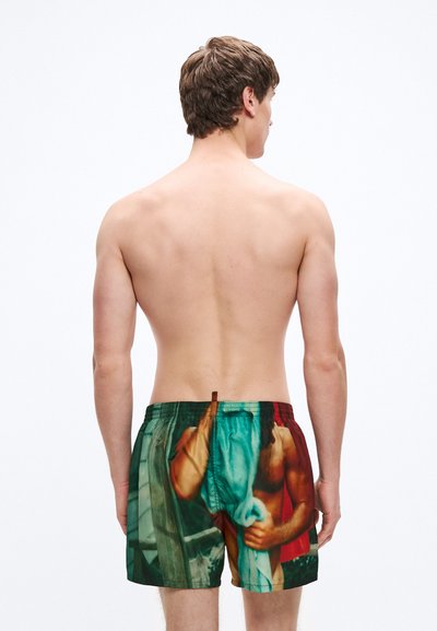 Badeshorts mit einem lebhaften mehrfarbigen Grafikdruck, elastischem Bund und glattem Polyesterstoff.