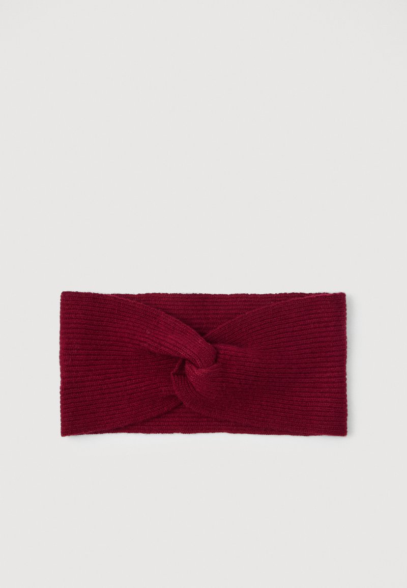 Fascia in maglia bordeaux con design a torsione frontale. Texture a coste su tutta la superficie. Forma rettangolare, adatta per essere indossata in inverno.