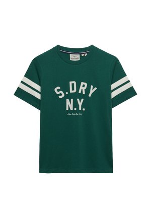 Mørkegrøn kortærmet t-shirt med hvide dobbeltstriber på ærmerne og hvid tekst "S.DRY N.Y." og "New York Est. 1995" på fronten.