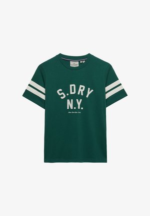Donkergroen T-shirt met korte mouwen, witte dubbele strepen op de mouwen en witte tekst "S.DRY N.Y." en "New York Est. 1995" aan de voorkant.