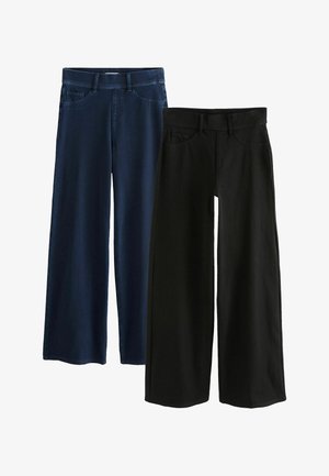 Kaks paar laia säärega teksaseid, üks tumesinisena ja teine mustana, mõlemad esitaskute ja vööaasadega.