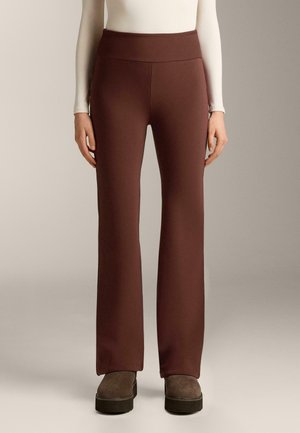 Pantaloni a vita alta e svasati in tessuto bordeaux scuro, con una texture liscia e un design elasticizzato e aderente.