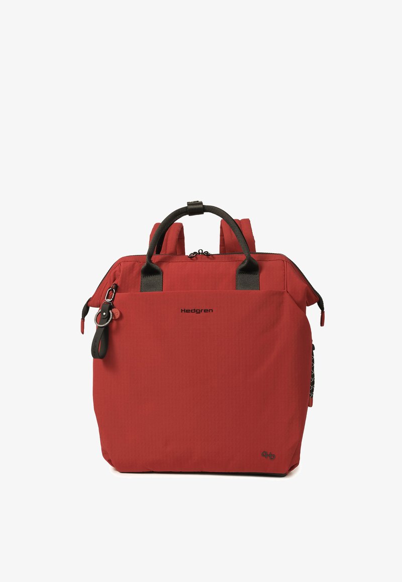 Sac à dos Hedgren rouge avec poignées noires, fermeture éclair et détail porte-clés, présenté de face sur fond blanc.