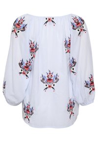 Modrá a bílá pruhovaná blůza se vyšívanými červenými a modrými květinovými vzory. Má volný střih a nabírané rukávy.