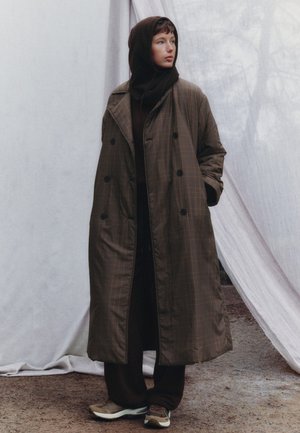 OYSHO, LONG DOUBLE-BREASTED FELLEX® AEROGEL PADDED JACKET - Manteau d'hiver - dark khaki