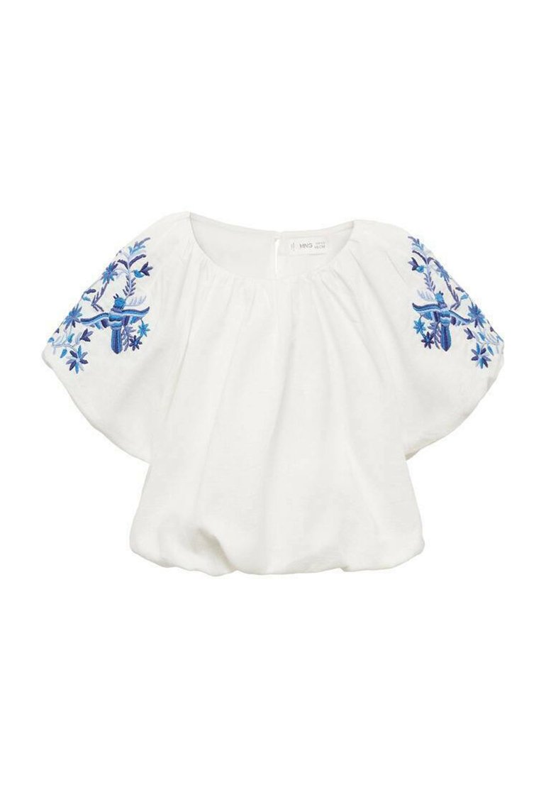 Vit blus med korta, vida ärmar. Har blå blommig broderi på ärmarna. Mjuk, lätt tyg med en avslappnad passform.