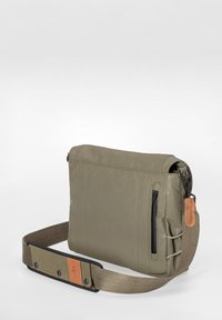 Borsa a tracolla in pelle verde oliva con tracolla in tela regolabile, tasca con cerniera e dettaglio in pelle. Superficie liscia con dettagli cuciti.