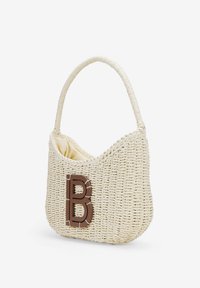 Borsa in paglia intrecciata color crema con una forma curvata; presenta un'evidente accentatura della lettera "B" marrone e una fodera interna morbida.